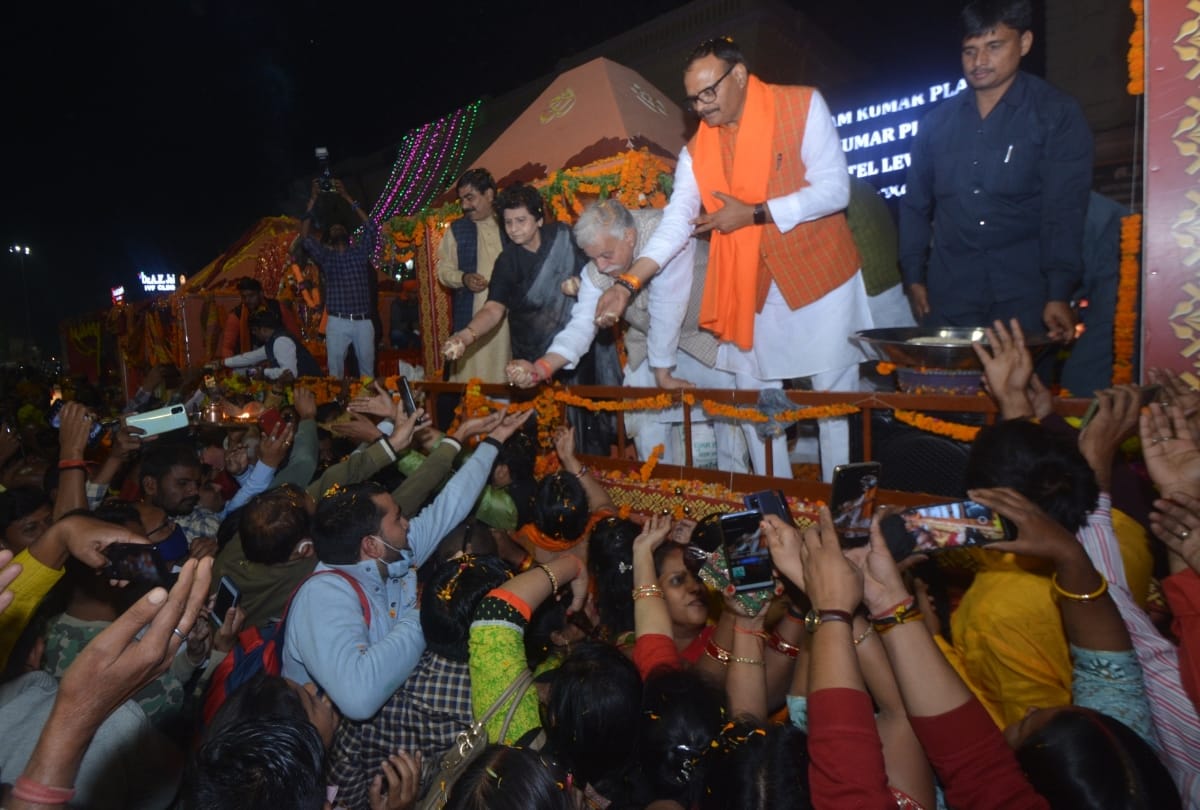 Ministers and MP MLA welcomes idols of mother annapurna in Lucknow.