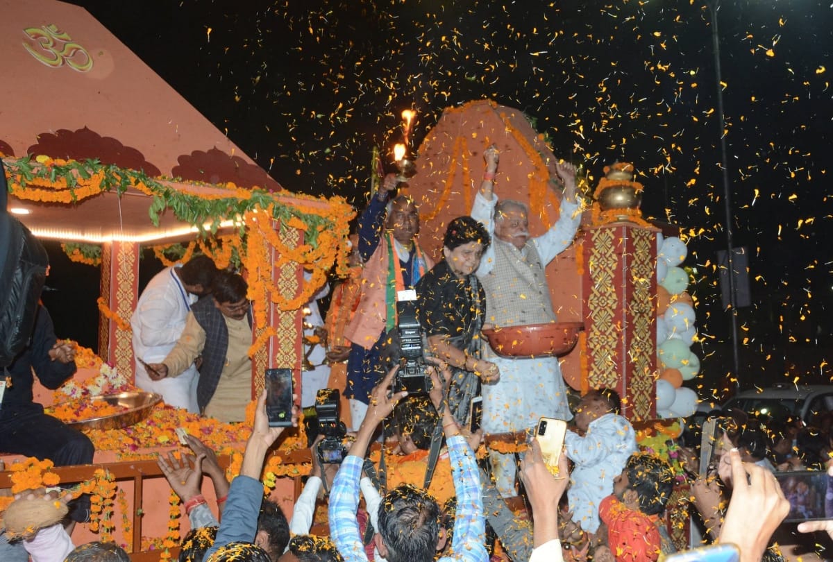 Ministers and MP MLA welcomes idols of mother annapurna in Lucknow.