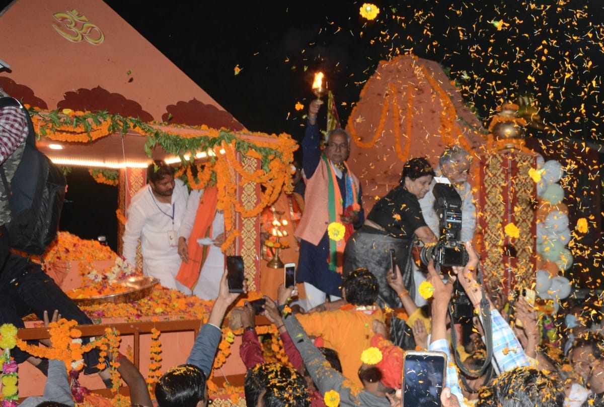 Ministers and MP MLA welcomes idols of mother annapurna in Lucknow.