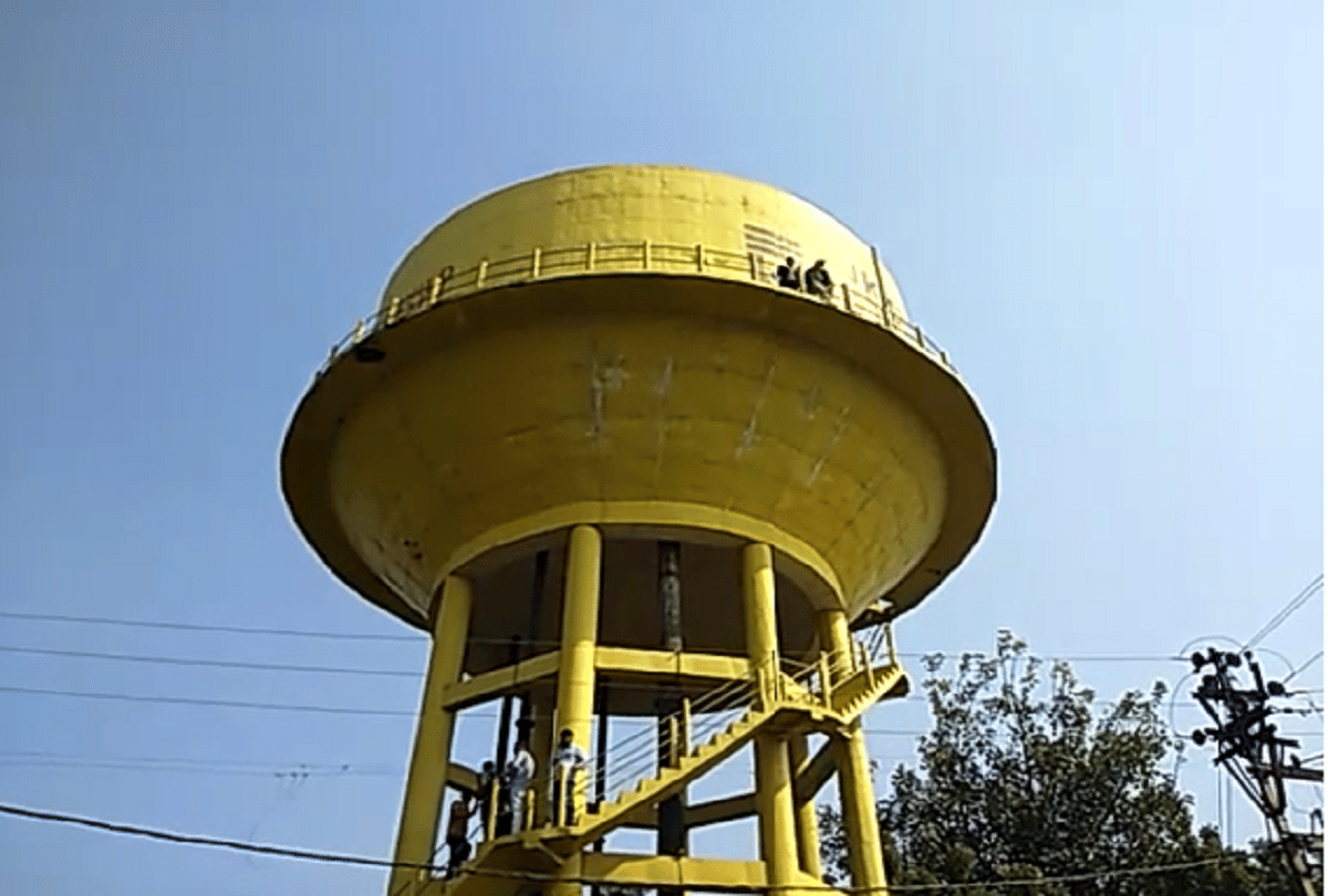 Madhya Pradesh News A man grabbed the land by fraud after that woman climbed the water tank created a ruckus in shivpuri