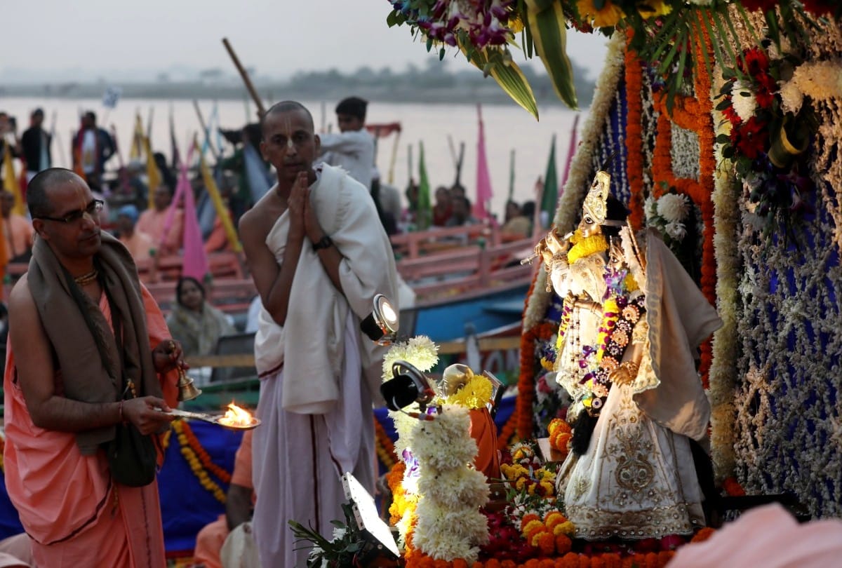 Shri Radha Vrindavan Chandra did boating on the Cheer Ghat of Yamuna in Mathura