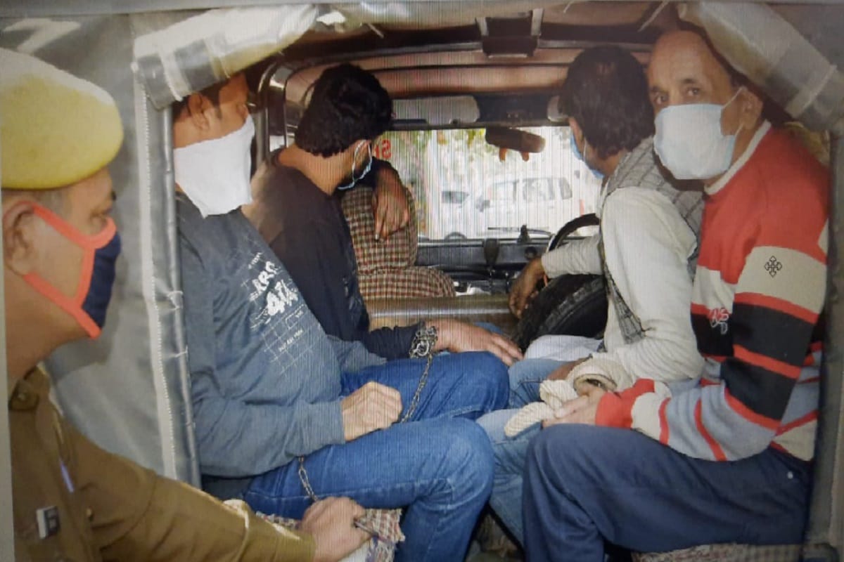 UP Crime News: Police has busted a big gang and five accused arrested with 16 car and bike of theft