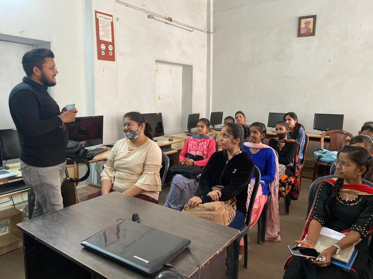 Tell the girls the tricks of public communication, Yamunanagar