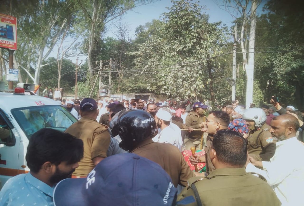 roorkee news: Mining mafia beaten villagers angry villagers blocked the highway, see photos