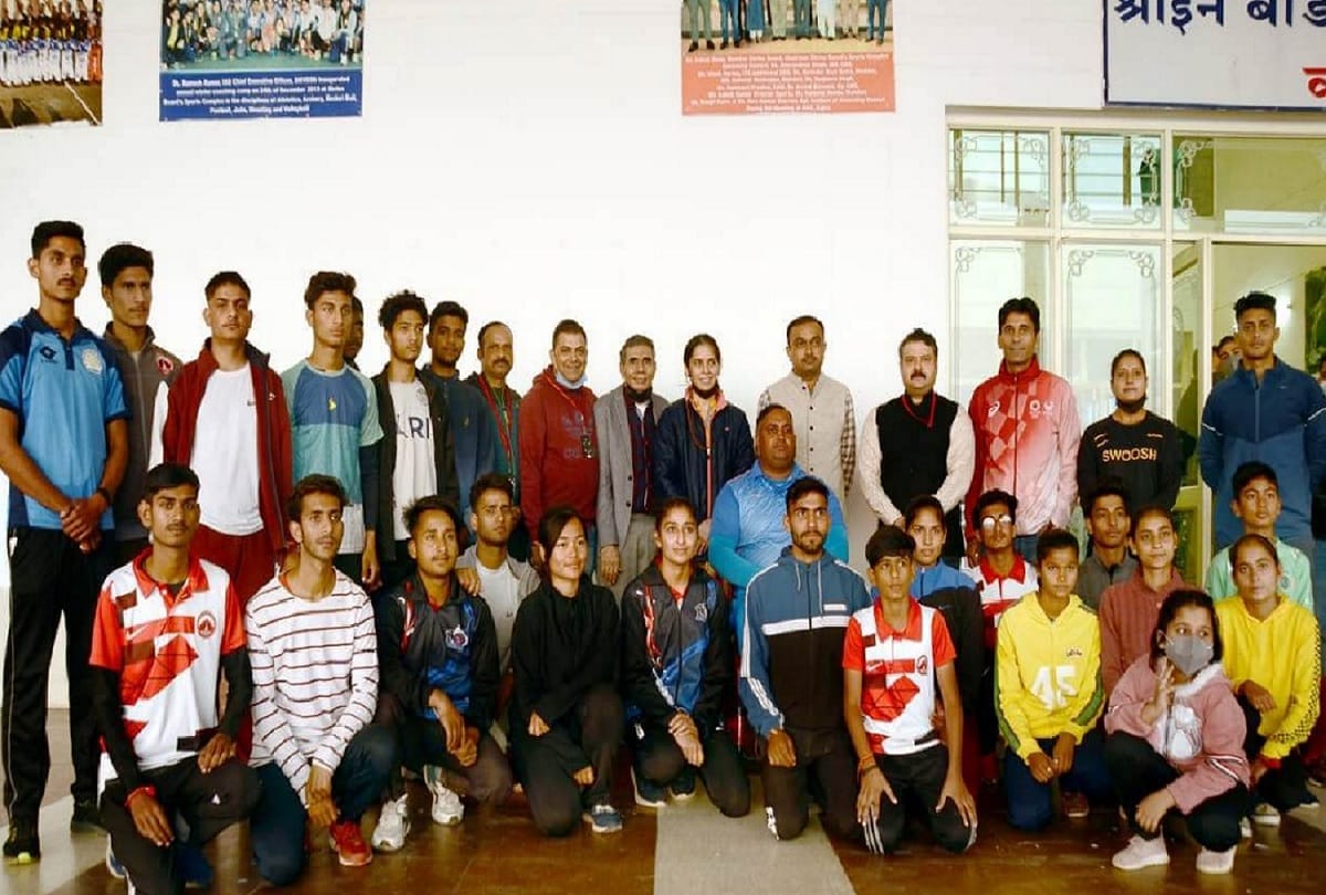 Star badminton player Saina Nehwal took the blessings of Vaishno Devi, encouraged the local players