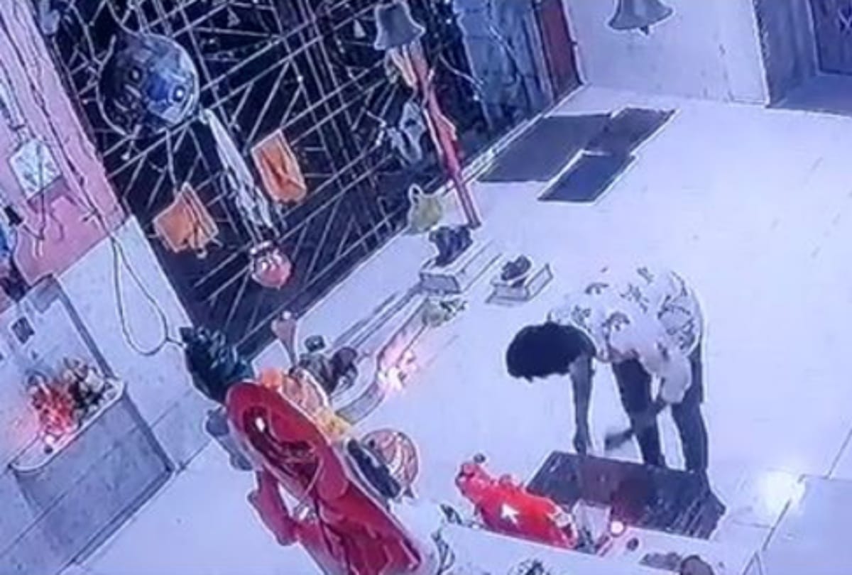 Thief touches Lord Hanuman feet before stealing temple donation box in Thane Maharashtra