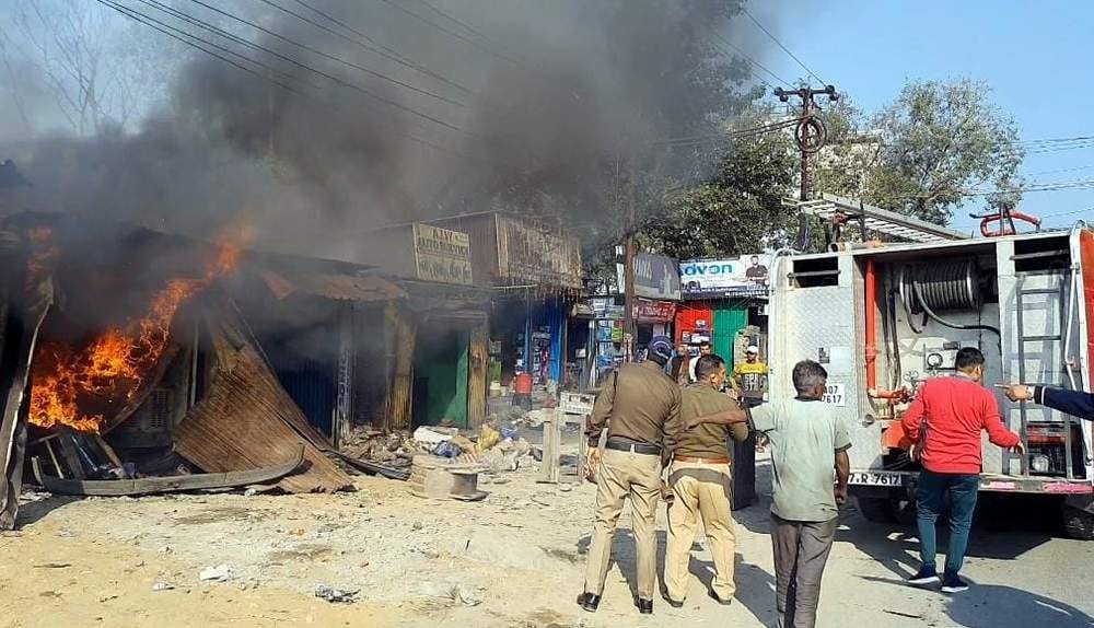 Goods worth lakhs of rupees burnt to ashes due to fire in the kiosk