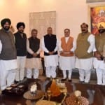 भाजपा के राष्ट्रीय प्रधान जेपी नड्डा से मिलते पंजाब भाजपा के नेता।