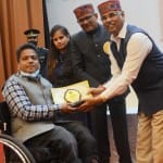 विवि सभागार में समारोह के दौरान दिव्यांगजनों को सम्मानित करते राज्यपाल राजेंद्र विश्वनाथ आर्लेकर।
