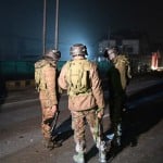श्रीनगर के हैदरपोरा इलाके में मुठभेड़ के दौरान जवान।