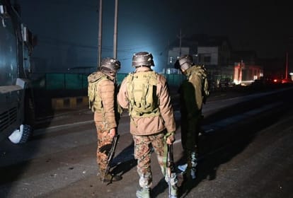 Jammu Kashmir: Three suspects were seen late night near military unit in Poonch, security forces cordoned off