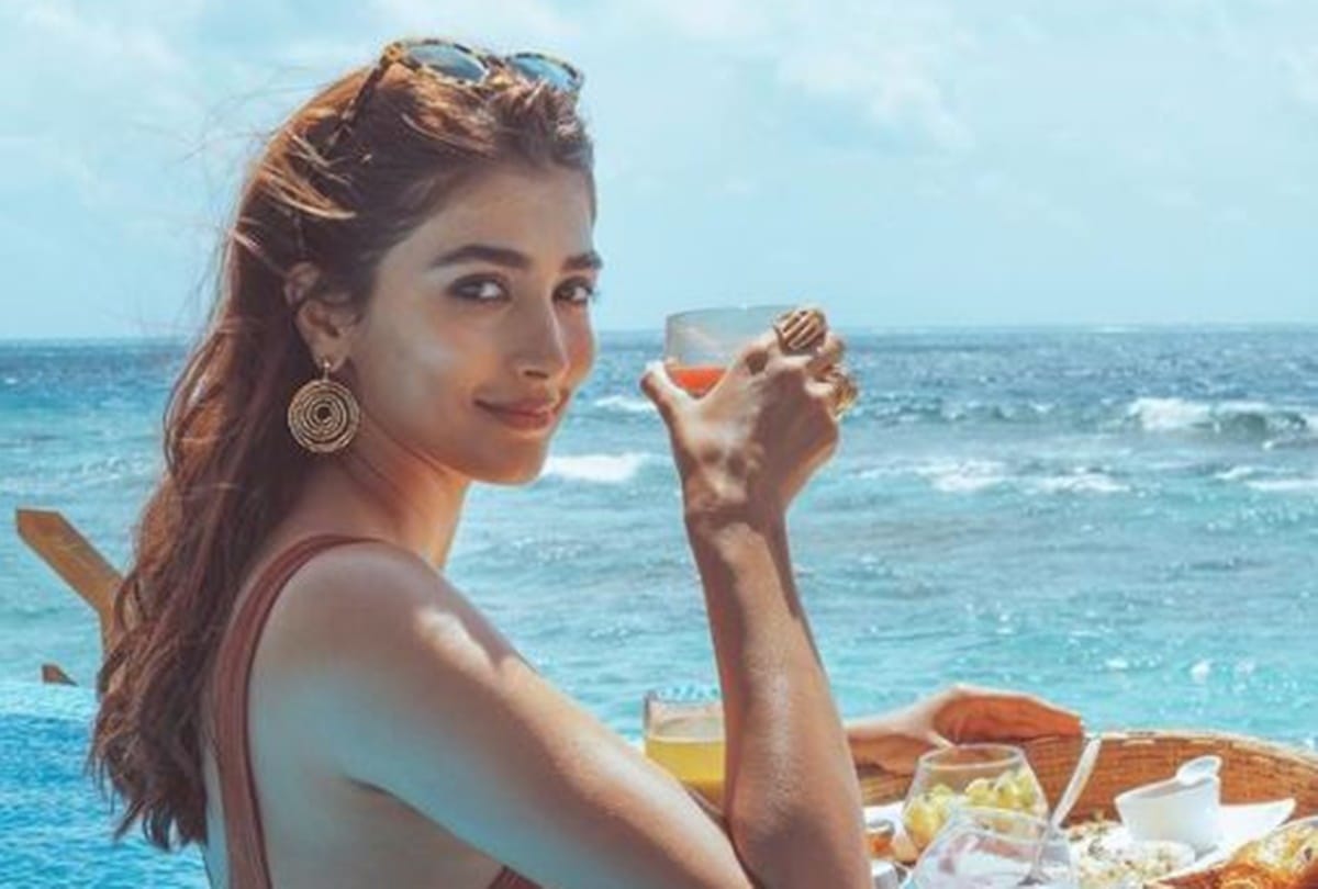 Pooja hegde maldives vacation photos goes viral on social media fans love the actress cool swag