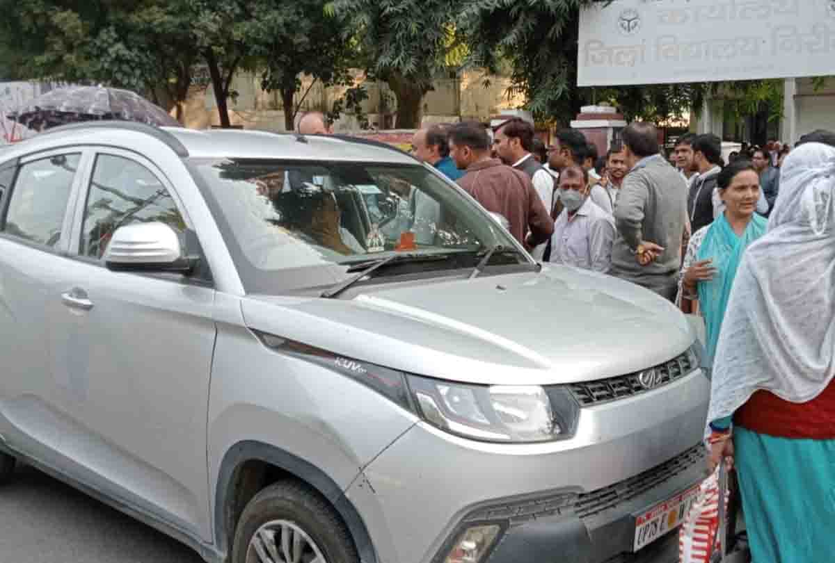 Kanpur: Selected candidates in TGT stopped the car of DIOS, created a ruckus
