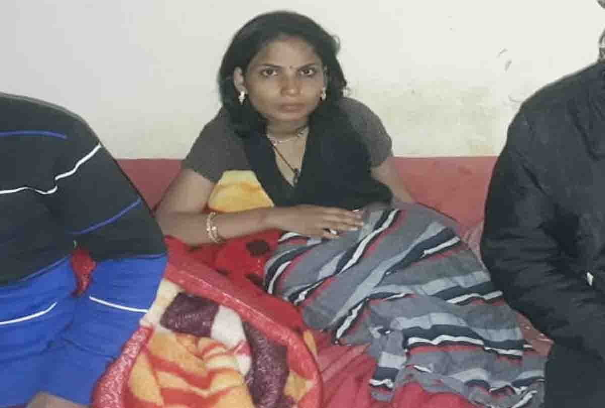 Woman gave birth to a child in a train in auraiya
