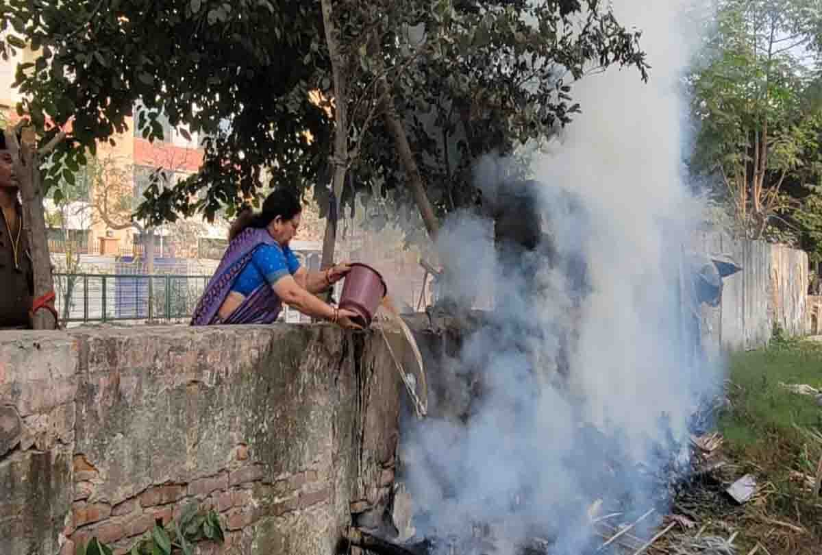 Kanpur: Mayor extinguishes fire near railway track by pouring water