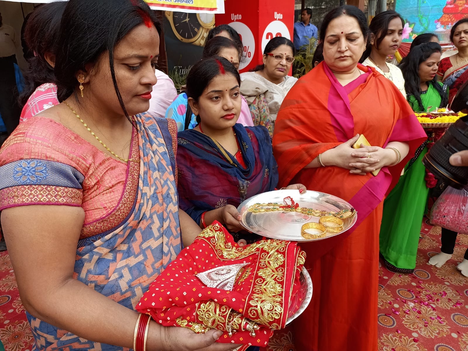 Maa Annapurna idol established in Kashi Vishwanath Dham devotee First offering silver crown  gold necklace and bracelet before pran pratistha