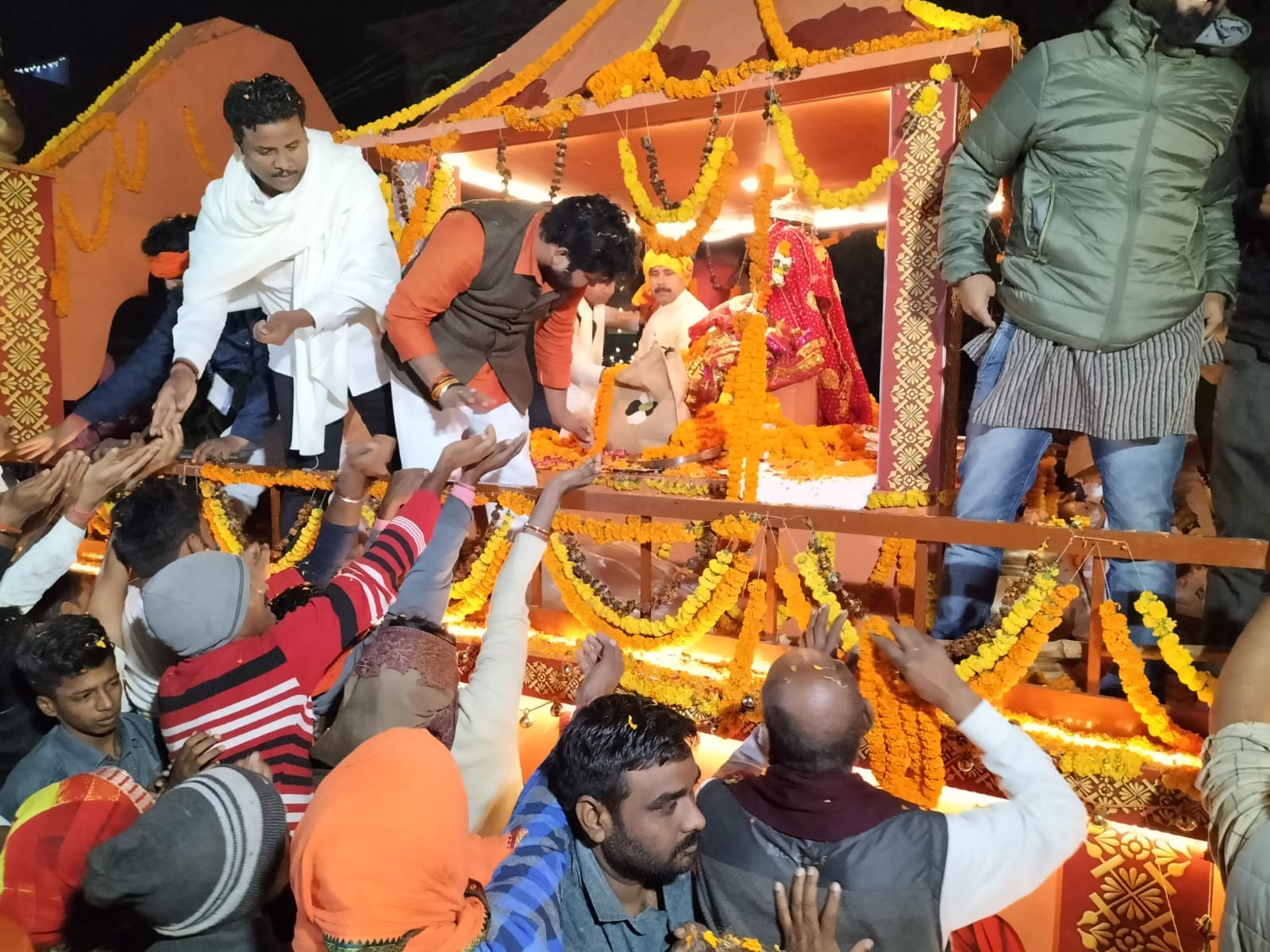 Maa Annapurna idol established in Kashi Vishwanath Dham devotee First offering silver crown  gold necklace and bracelet before pran pratistha