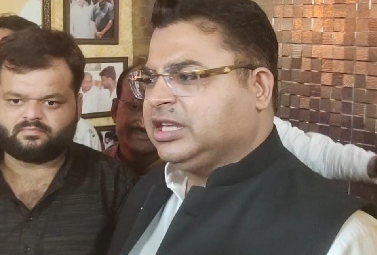 Samajwadi Party leader Abhishek Mishra reached Agra