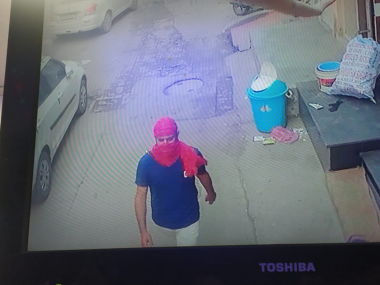 The woman was preparing food for the children, the miscreant fired a pistol from behind and threatened to give money