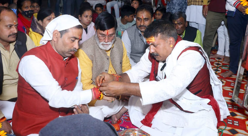 Devotees dance on the hymns of Shyam Baba in the birth anniversary