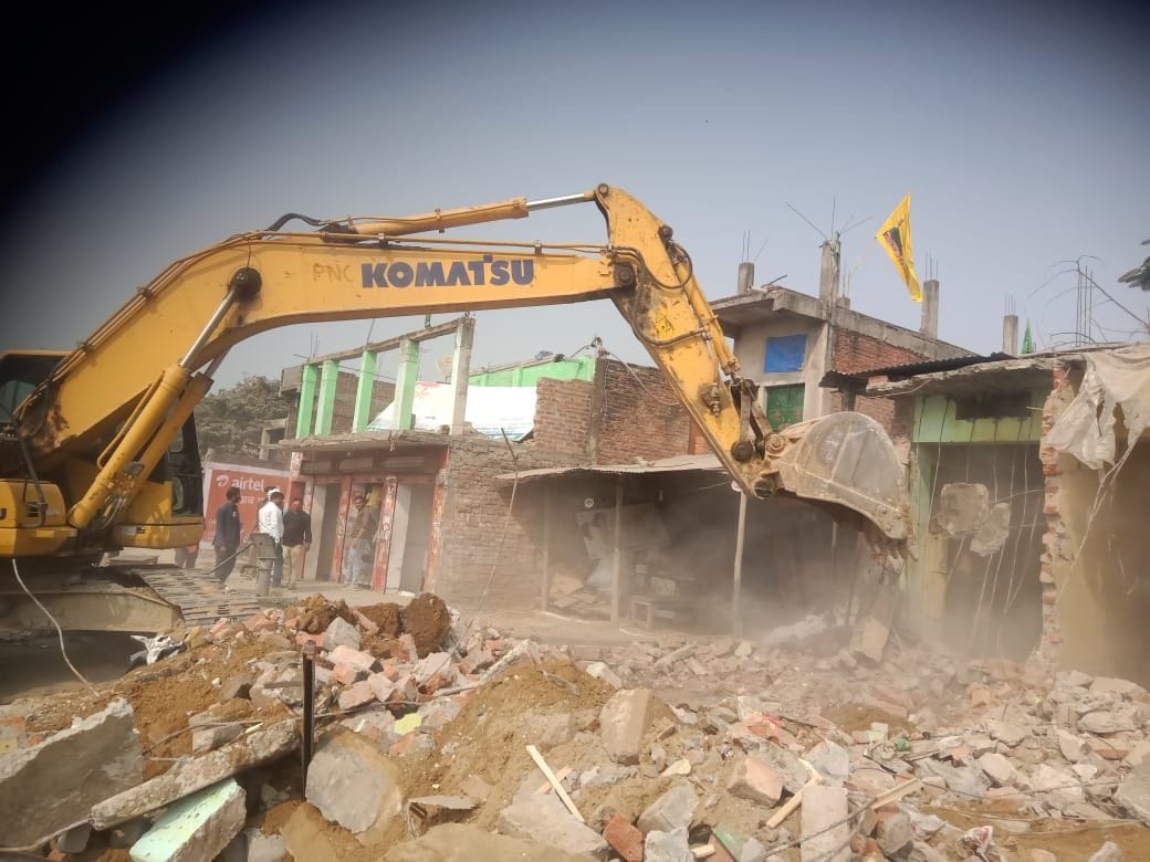 fathepur news,Bulldozer roared on encroachment, house demolished