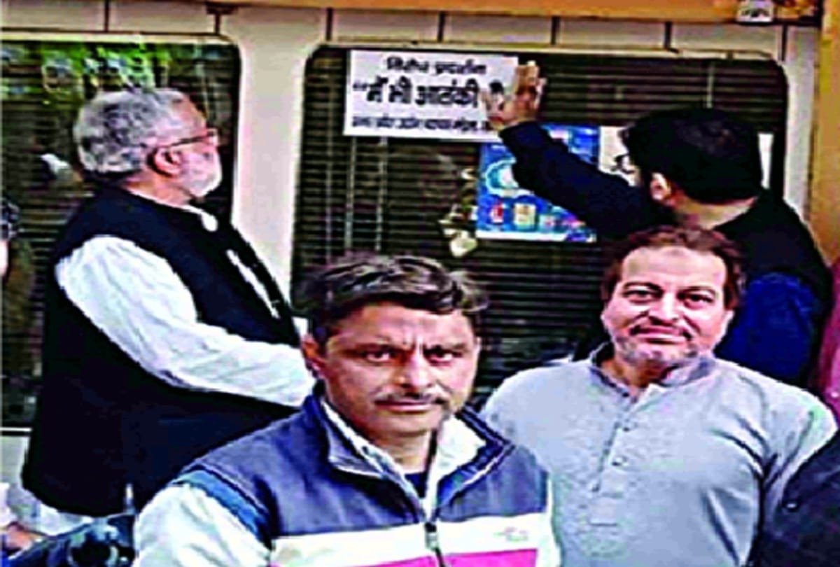 Traders pasted stickers of I am a terrorist appealed to make 22 November bandh successful