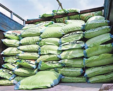 Here farmers are worried about fertilizer, there the warehouse in-charge sold DAP of 2.5 crores
