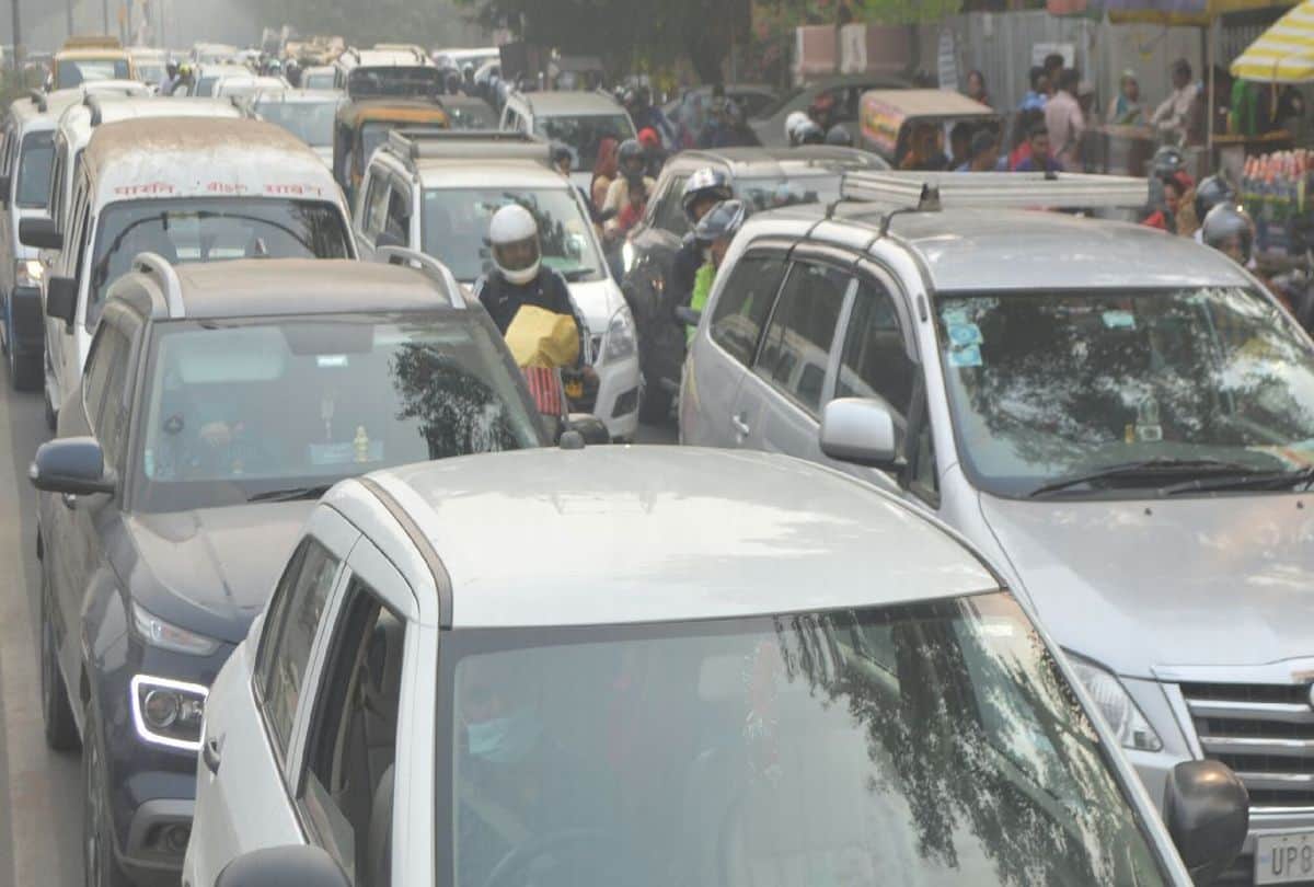 heavy traffic jam on the roads in Agra due to wedding ceremonies