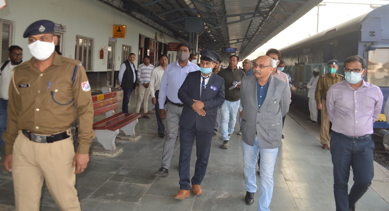 Hathras: DRM knows the condition of Hathras City Railway Station