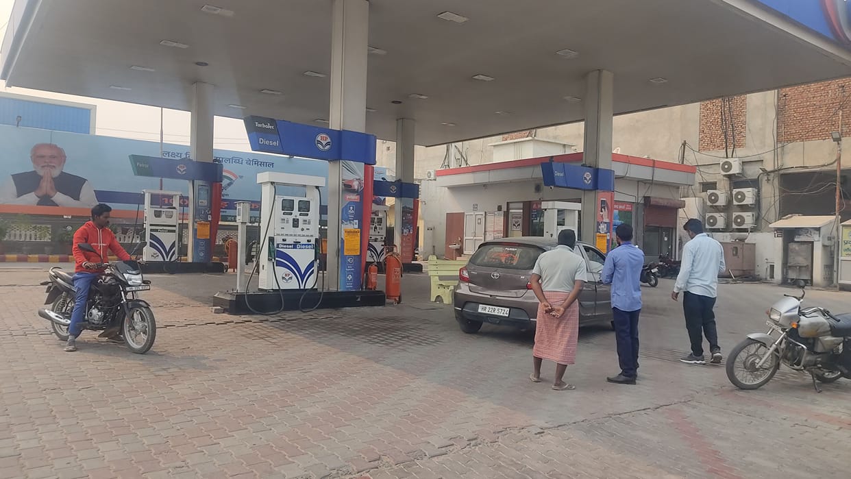 125 pumps remained closed in the district, sale of five and a half lakh liters of petrol and diesel could not be done
