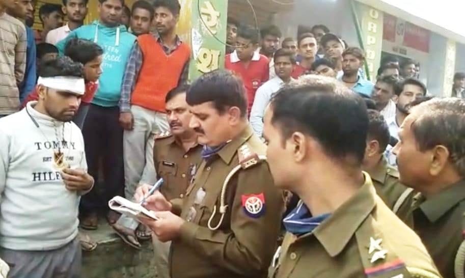 Hathras: Injuring public service center worker and looting five lakh rupees