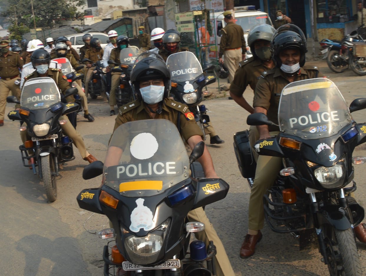Hathras: SP gave a message to follow traffic rules by riding a bike