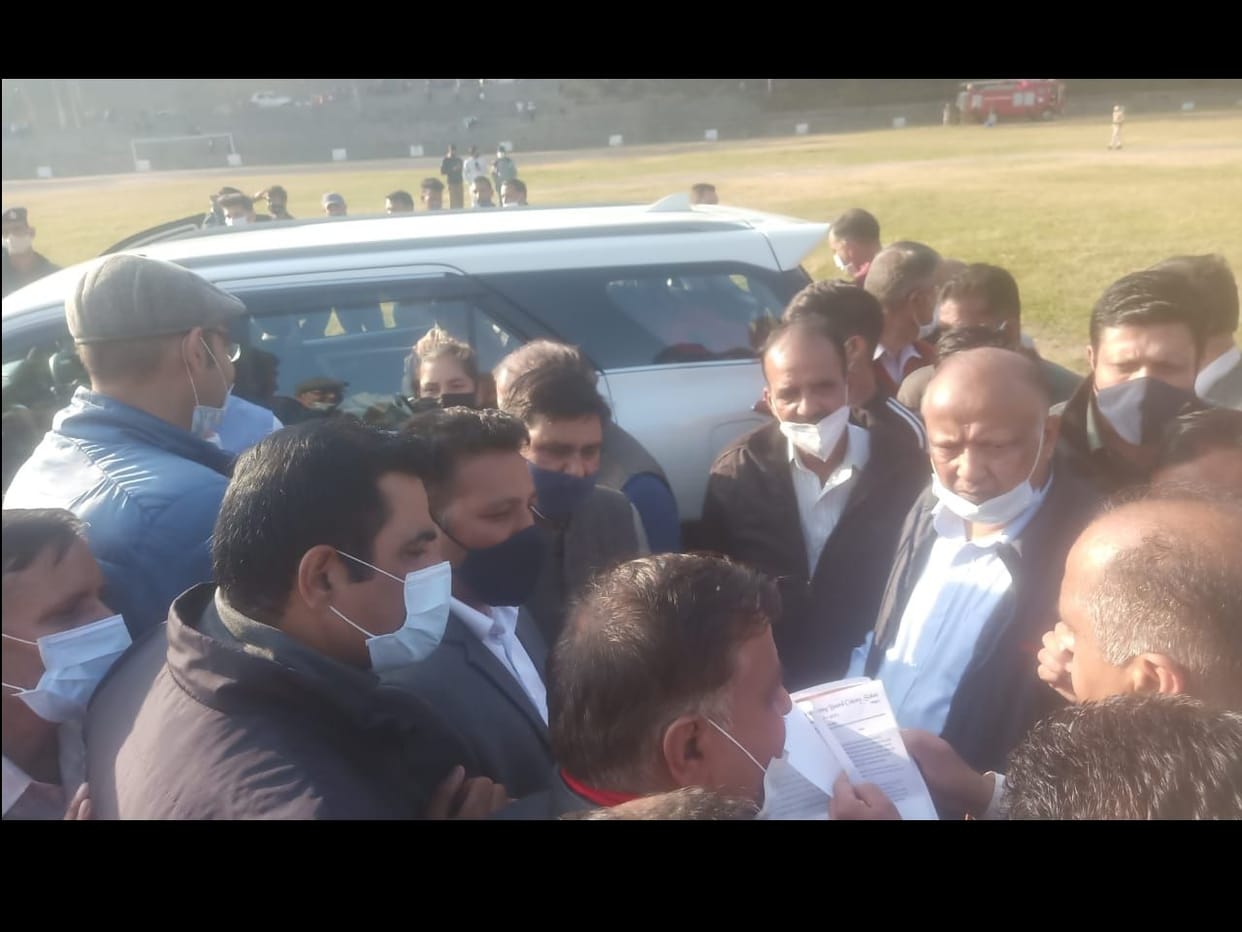 Solan ward residents give representation to CM jairam demanding for ambulance road and footpath in Saproon chowk