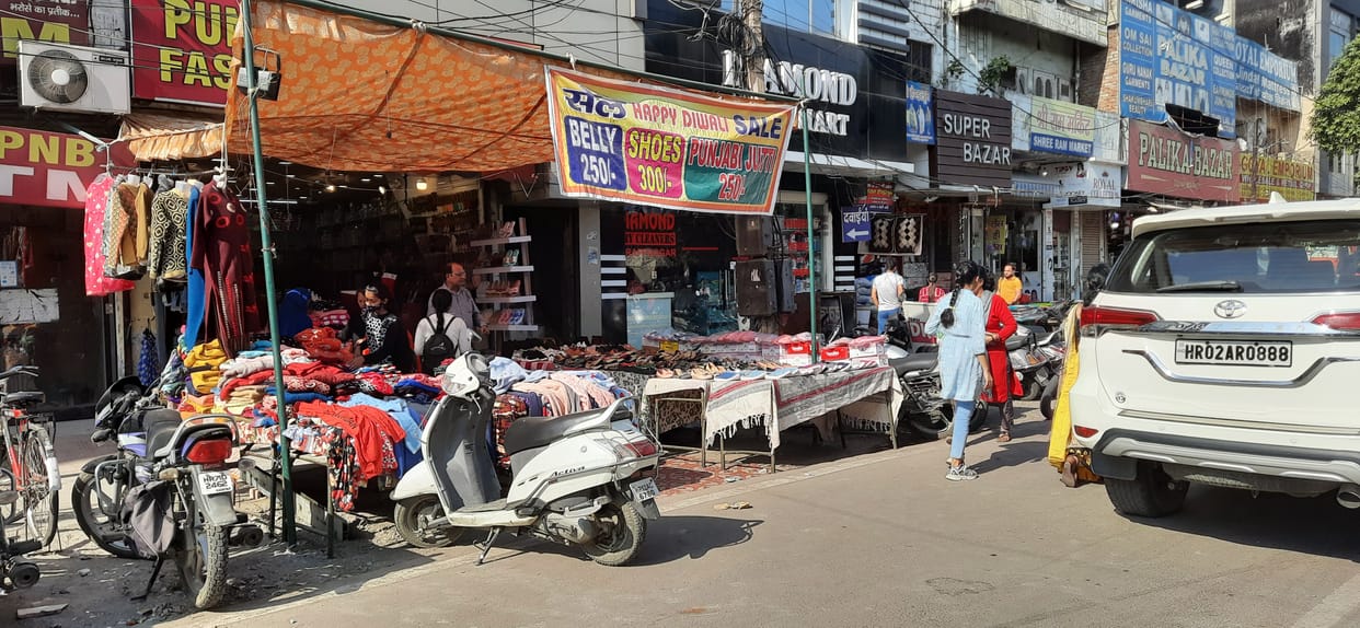 Shopkeepers kept goods on footpaths, passersby are getting upset, Yamunanagar
