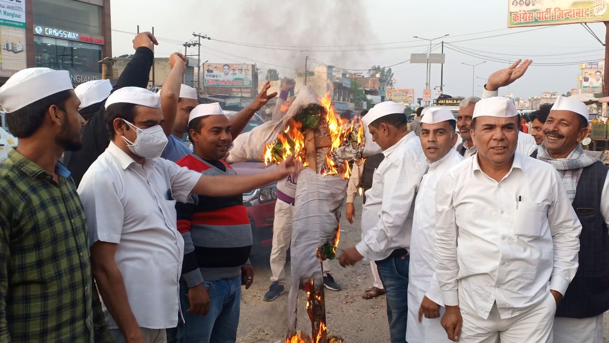 Congressmen burnt effigy of BJP in protest against inflation