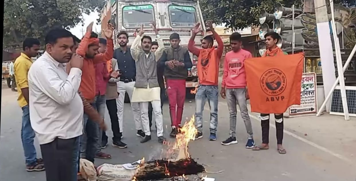 Activists of Akhil Bharatiya Vidyarthi Parishad burnt the effigy of Salman Khurshid