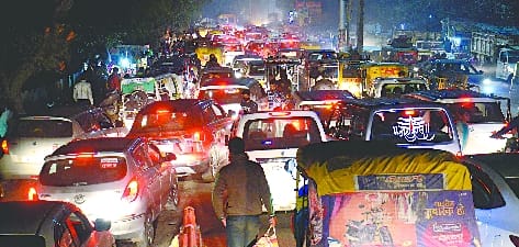 The evening of the first sahalag, there is only jam in the city