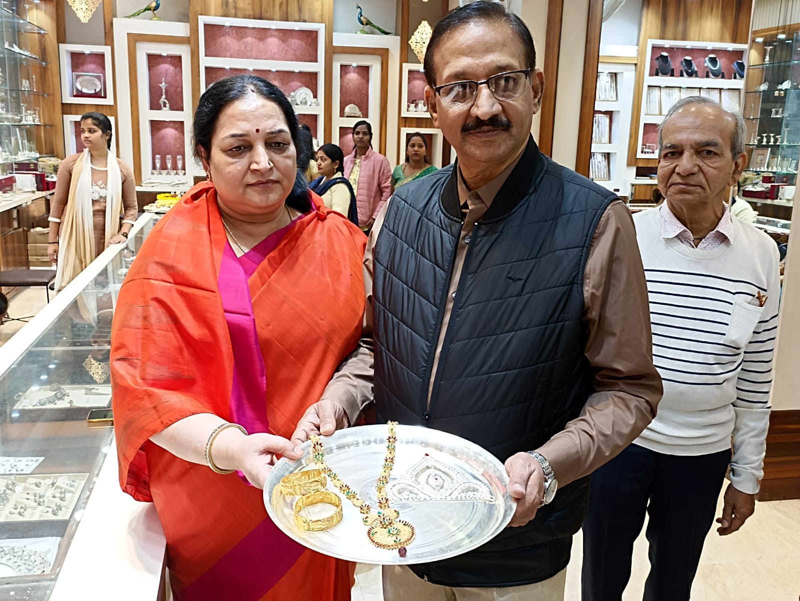 Maa Annapurna idol established in Kashi Vishwanath Dham devotee First offering silver crown  gold necklace and bracelet before pran pratistha