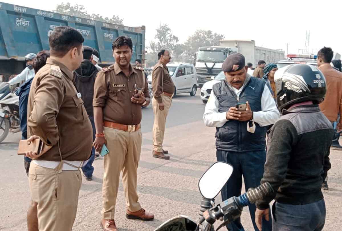 Unnao: Cattle loaded truck collided with two bikes and cycles on the highway, 1 killed, 4 injured
