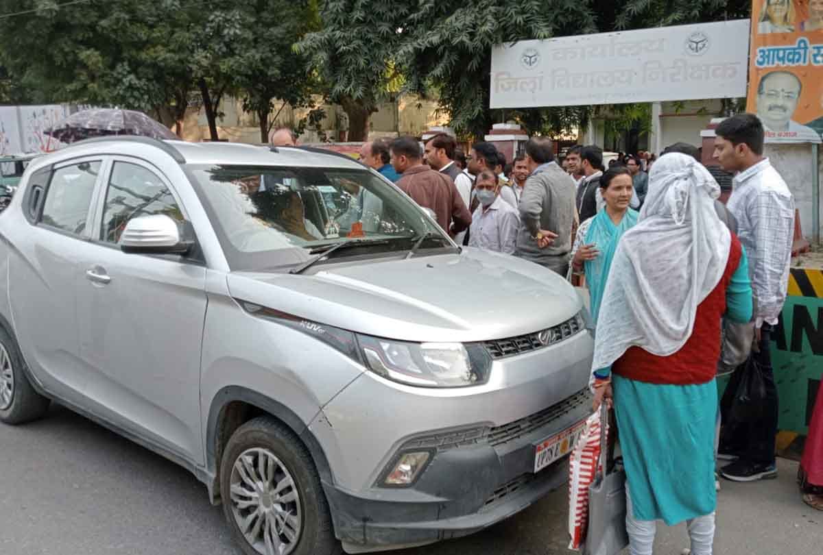 Kanpur: Annoyed by not getting appointment letter, selected candidates in TGT stopped DIOS's car, uproar
