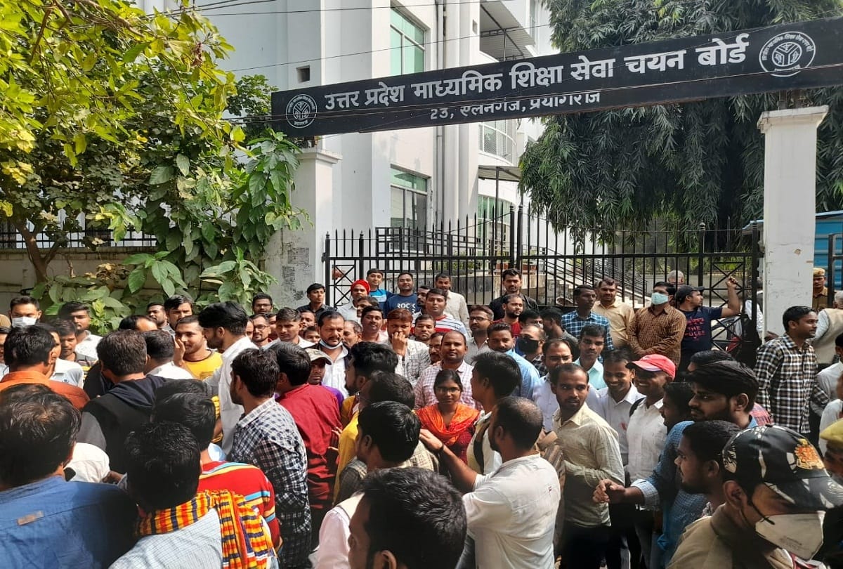 Competitors roared on the selection board demanding 27 thousand teacher recruitment