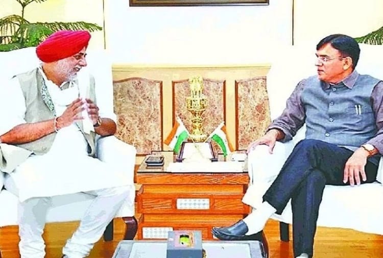 Punjab Agriculture Minister Randeep Nabha claimed Center has assured to give 7 rakes of DAP every day