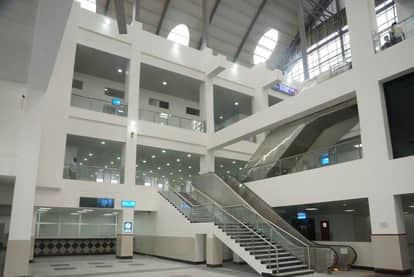 rani kamalapati station in bhopal gives a feel of airport with food plaza five star hotel hospital and cinema hall Know All About