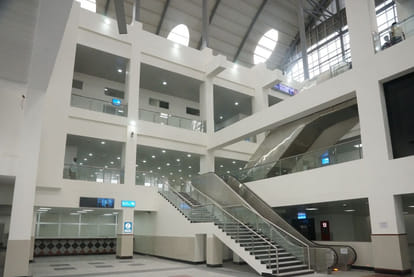 rani kamalapati station in bhopal gives a feel of airport with food plaza five star hotel hospital and cinema hall Know All About
