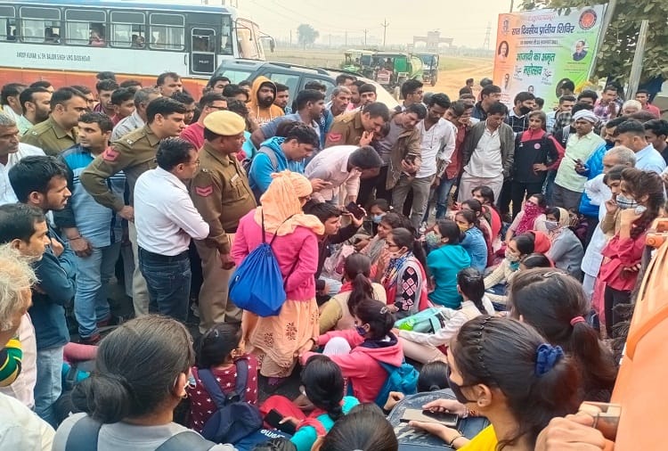 Students did road jam in Bhiwani