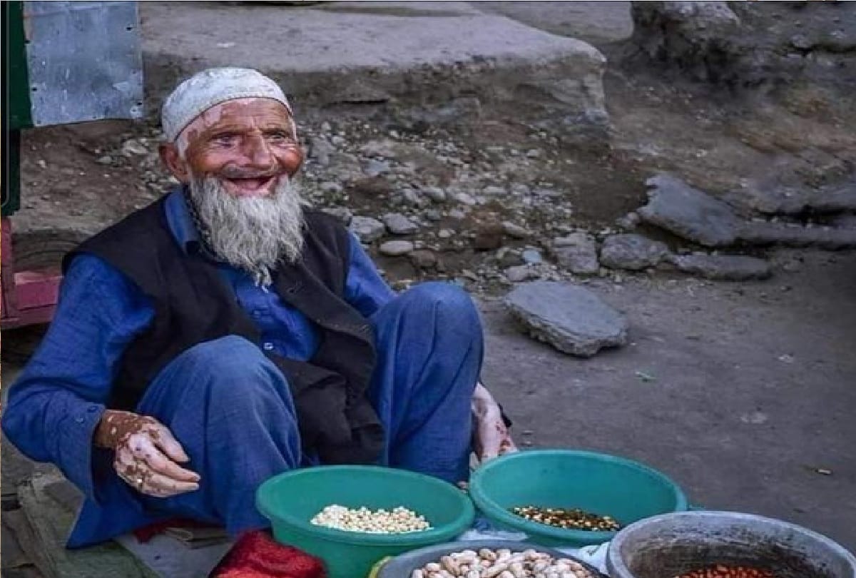 SSP Srinagar Sandeep Chowdhary help 90-year old Kashmiri Abdul Rehman giving him 1 lakh rupees