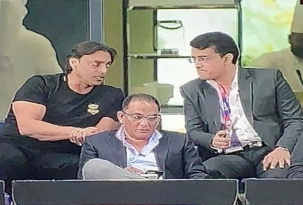 T20 World Cup 2021 final Aus vs NZ former Pakistan cricketer Shoaib Akhtar meets old friend Sourav Gangulay and Mohammed Azharuddin during final