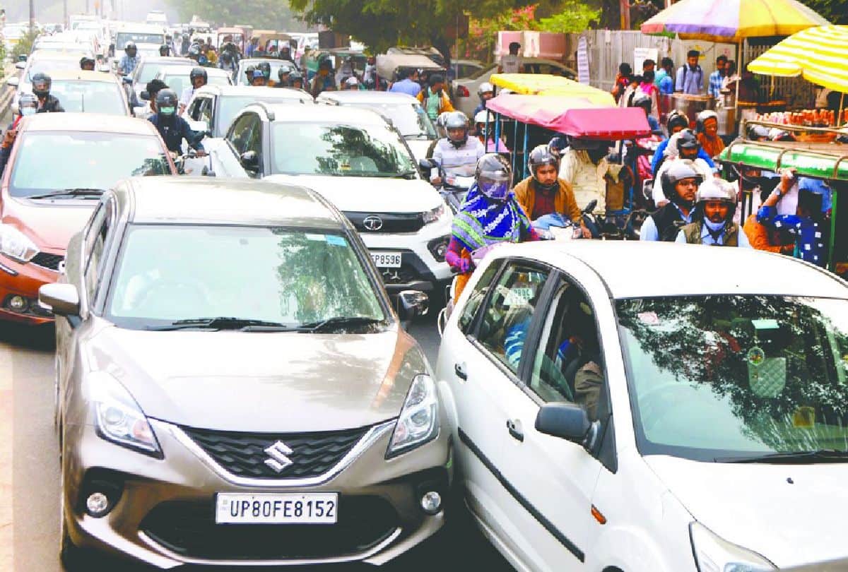 heavy traffic jam on the roads in Agra due to wedding ceremonies