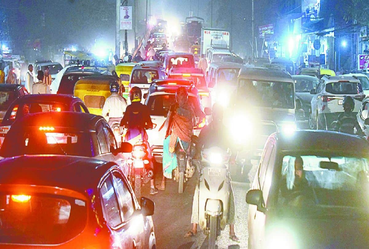 heavy traffic jam on the roads in Agra due to wedding ceremonies