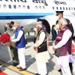 राष्ट्रपति का स्वागत करते चंडीगढ़ के प्रशासक बनवारीलाल पुरोहित।